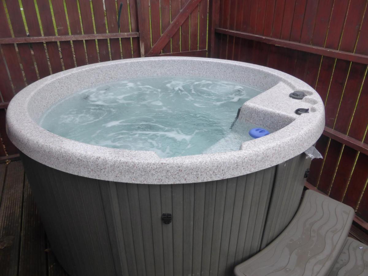 Conifer Lodge 25 With Hot Tub Newton Stewart Exterior photo