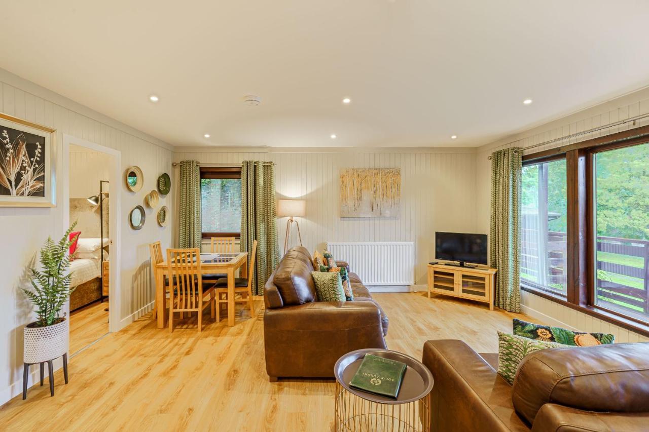 Conifer Lodge 25 With Hot Tub Newton Stewart Exterior photo